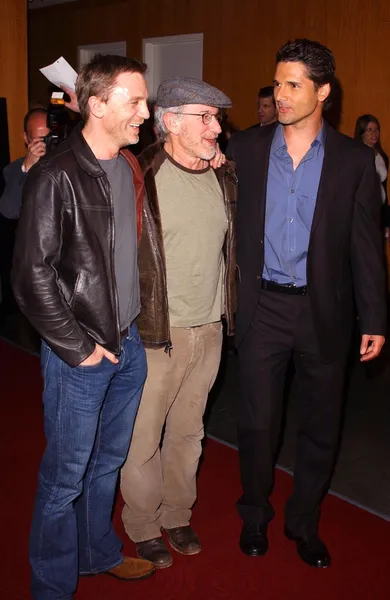 Daniel craig med steven spielberg och eric bana — Stockfoto