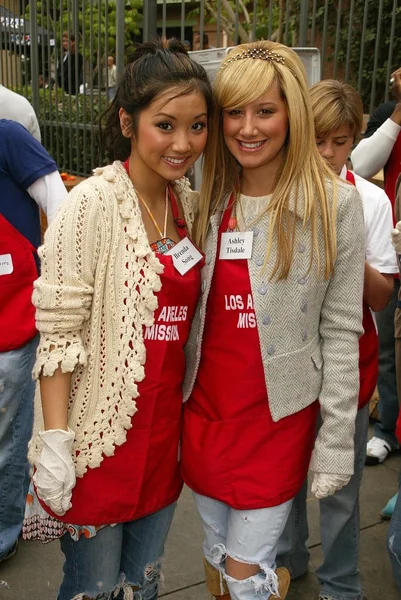 Brenda song och ashley tisdale — Stockfoto