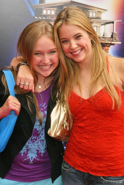 Amy bruckner i ashley benson — Zdjęcie stockowe