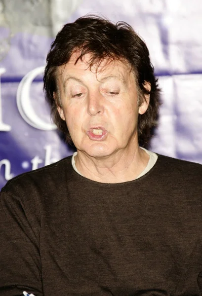 Paul McCartney na aparência da loja — Fotografia de Stock