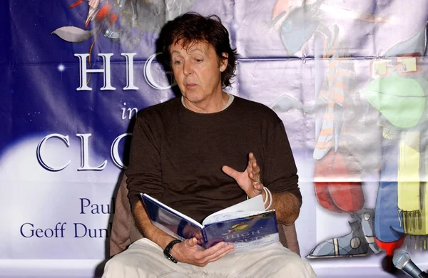 Apariencia de Paul McCartney en tienda — Foto de Stock
