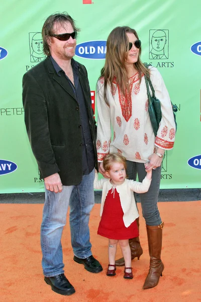 Chris Henchy e Brooke Shields com a filha Rowan — Fotografia de Stock