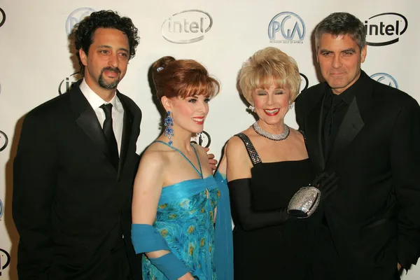 Grand Heslov y Kat Kramer con su madre y George Clooney —  Fotos de Stock