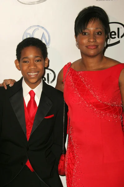 Tyler James Williams y su madre — Foto de Stock