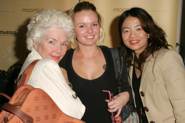 Fionnula Flanagan y amiga de Christine Kuo — Foto de Stock