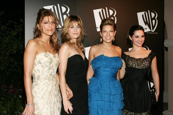 Jennifer esposito en lizzy caplan met kiele sanchez en laura breckenridge — Stockfoto