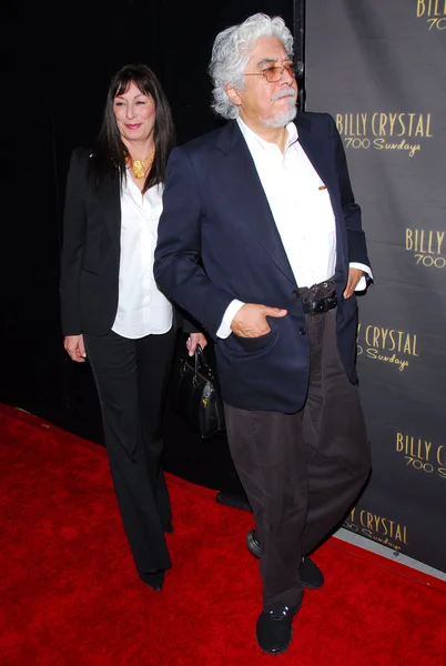 Anjelica huston und ehemann robert — Stockfoto