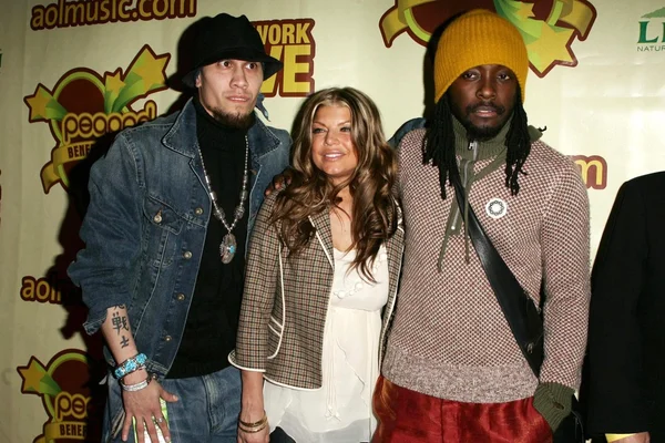 Taboo with Fergie and Will I Am at The Peapod Concert Benefit presented by The Peapod Foundation and Network Live. Henry Fonda Music Box Theater, Los Angeles, CA 02-06-06 — 스톡 사진