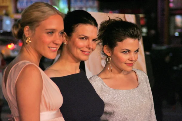 Chloë sevigny met ginnifer goodwin en jeanne tripplehorn op de los angeles premire van de hbo originele serie grote liefde. Graumans chinese theater, hollywood, ca. 02-23-06 — Stockfoto