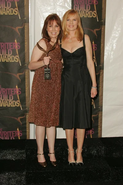 Margaret Nagle e Marg Helgenberger na sala de imprensa no Writers Guild Awards de 2006. Hollywood Palladium, Hollywood, CA. 02-04-06 — Fotografia de Stock