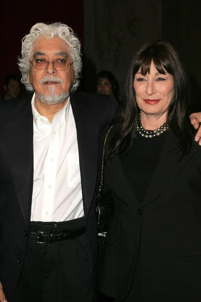 Robert Graham and Anjelica Huston at the Rodeo Drive Walk of Style Awards. Historic Beverly HIlls Post Office, Beverly Hills, CA. 02-28-06 — Stock Photo, Image