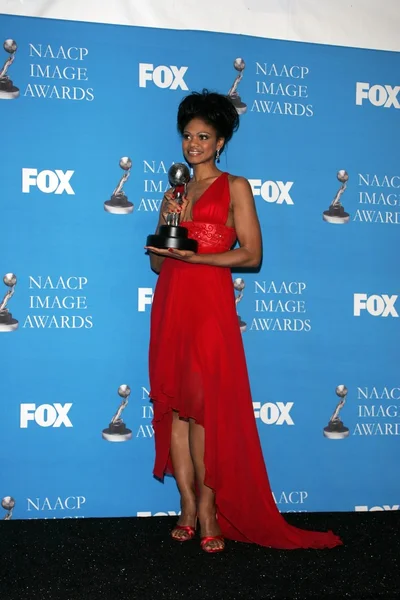 Kimberly Elise en el 37º Annual NAACP Image Awards. Shrine Auditorium, Los Ángeles, CA. 02-25-06 —  Fotos de Stock