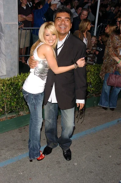 Ashley tisdale och george lopez — Stockfoto