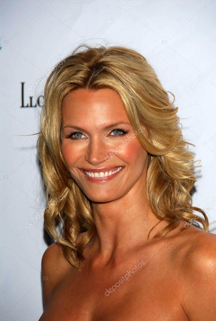 Natasha henstridge photos