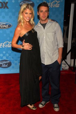Sarah mason ve bret kutlama için top 12 Amerikan idol finalist, harrison. Astra Batı, west hollywood, ca. 03-09-06