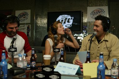 Dave dameshek rachel ile adam carolla radyo programında canlı bir taping, perry ve adam carolla. Hayalet bar, palms hotel, las vegas, nv. 03-09-06