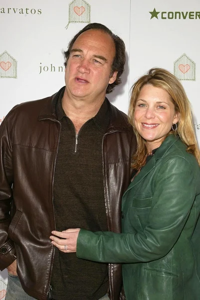 Jim belushi und ehefrau jennifer beim 4. jährlichen john varvatos shop, um ihre unterstützung stuart house benefit zu zeigen. john varvatos boutique, beverly hügel, ca. 19.03.06 — Stockfoto