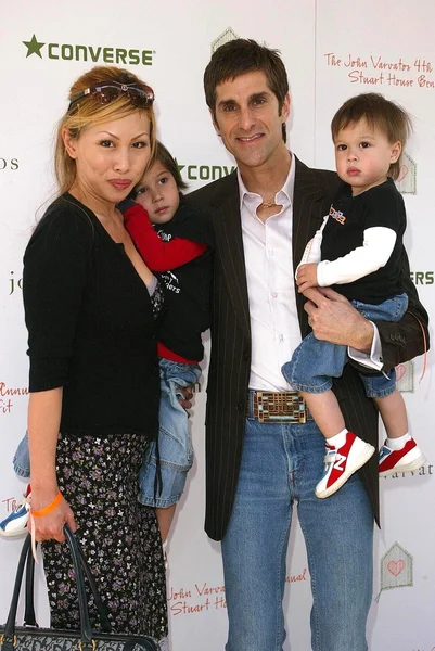 Perry Farrell and family at the 4th Annual John Varvatos Shop To Show Your Support Stuart House Benefit. John Varvatos Boutique, Beverly Hills, CA. 03-19-06 — Stock Fotó