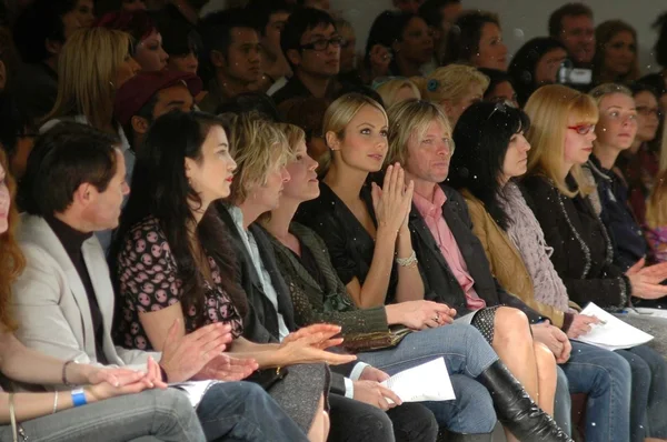 Такие знаменитости, как Шива Роуз Макдермотт и Стейси Кейблер, были в первом ряду во время показов мод в Mercedes-Benz Fall 2006 L.A. День 4 Недели Моды. Smashbox, Калвер-Сити, Калифорния. 03-22-06 — стоковое фото