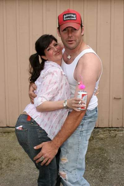 Christy Cannon y Evan Marriott en una fiesta y ducha nupcial temática de White Trash para Lisa Ligon, Ubicación privada, Studio City, CA 19-03-06 — Foto de Stock