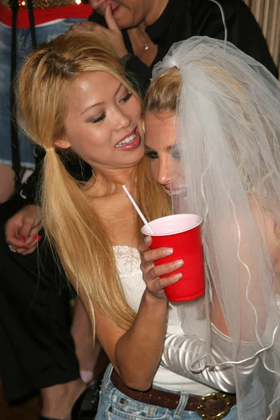 Chi Nguyen e Lisa Ligon in una doccia nuziale a tema White Trash e festa per Lisa Ligon, Posizione privata, Studio City, CA 03-19-06 — Foto Stock