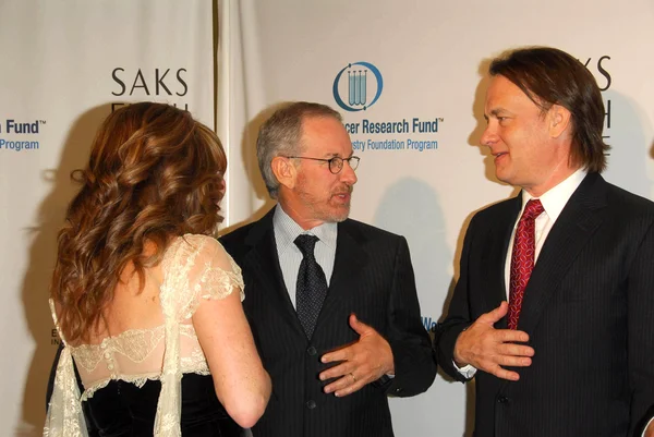 Rita wilson s steven spielberg a tom hanks na nezapomenutelný večer přínos pro fond pro výzkum rakoviny eifs žena. Regent beverly wilshire hotel, beverly hills, ca. 03-01-06 — Stock fotografie