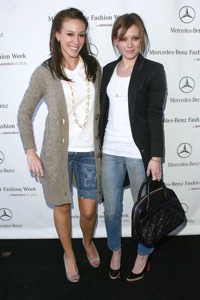 Hilary Duff y Haylie Duff llegan a Mercedes-Benz Fall 2006 L.A. Semana de la Moda Día 3. Smashbox, Culver City, CA. 03-21-06 —  Fotos de Stock