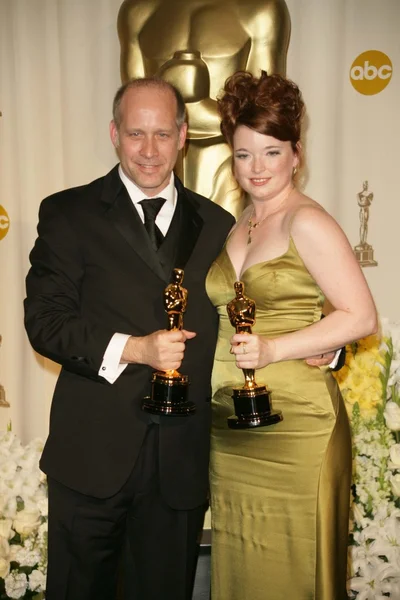エリック ・ サイモンソンとコリン marrinan プレス ルームで第 78 回アカデミー賞を受賞します。コダック シアター、ハリウッド, ca. 06/03/05 — ストック写真