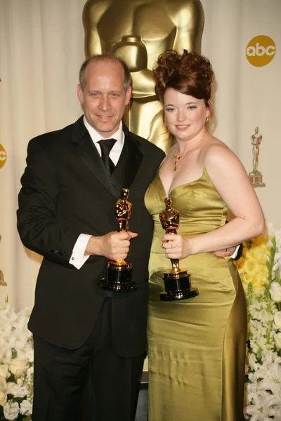 Eric Simonson y Corinne Marrinan en la sala de prensa de los 78º Premios Anuales de la Academia. Teatro Kodak, Hollywood, CA. 03-05-06 — Foto de Stock