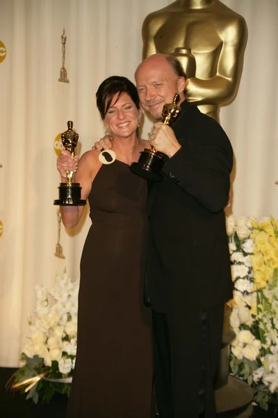 Cathy Schulman und Paul Haggis im Presseraum bei der 78. Verleihung der Academy Awards. kodak theater, hollywood, ca. 03-05-06 — Stockfoto