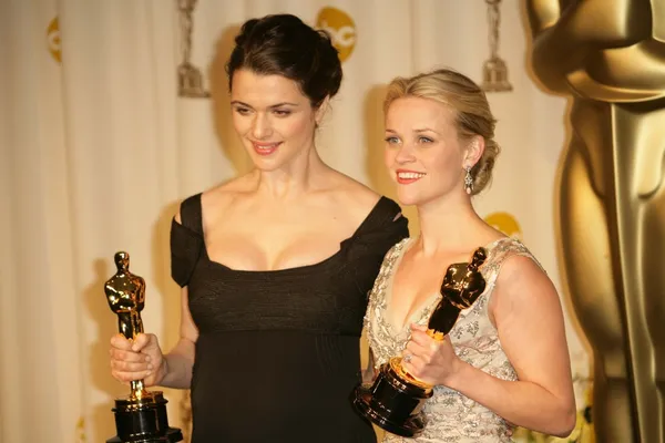 Rachel Weisz and Reese Witherspoon in the press room at the 78th Annual Academy Awards. Kodak Theatre, Hollywood, CA. 03-05-06 — Stock Photo, Image