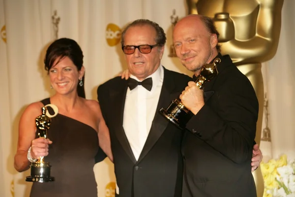 Cathy schulman med jack nicholson och paul haggis i pressrummet på sjuttioåttonde årliga academy awards. Kodak theatre i hollywood, ca. 03-05-06 — Stockfoto