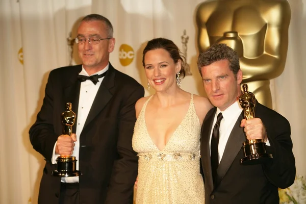 伊森 van der 琳与詹妮弗加纳和迈克 · 霍普金斯在新闻室在第 78 年度奥斯卡颁奖典礼。柯达剧院，好莱坞，ca.06/3/5 — 图库照片