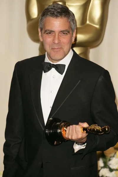 George clooney w sali prasowej Akademii 78 roczne nagrody. Kodak theatre w hollywood, ca. 03-05-06 — Zdjęcie stockowe