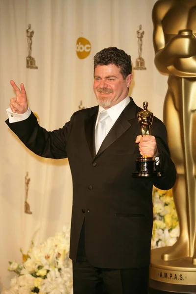 グスタボ ・ サンタオラージャ プレス ルームで第 78 回アカデミー賞を受賞します。コダック シアター、ハリウッド, ca. 06/03/05 — ストック写真