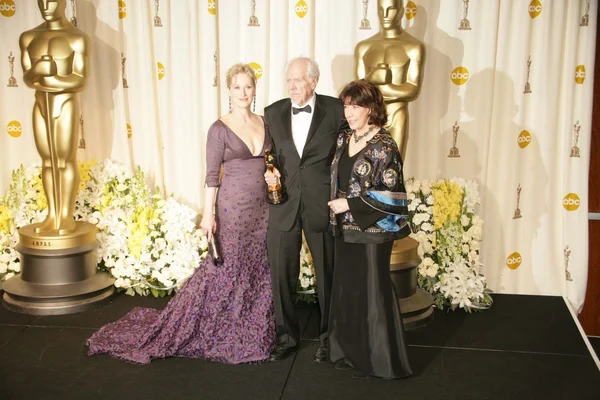 Мэрил Стрип с Робертом Альтманом и Лили Томлин в пресс-зале на 78-й ежегодной церемонии вручения Оскаров. Театр Кодак, Голливуд, Калифорния. 03-05-06 — стоковое фото