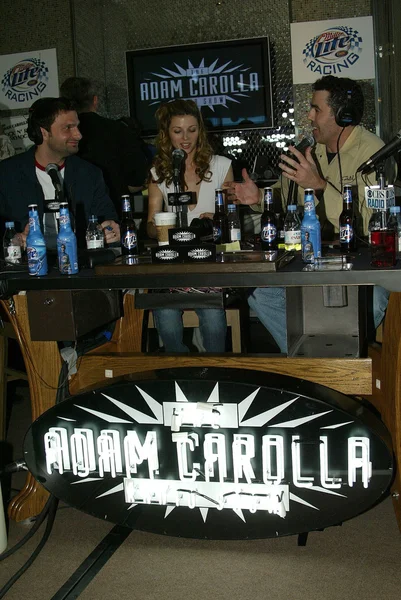 Dave Dameshek con Rachel Perry y Adam Carolla en una grabación en vivo del Adam Carolla Radio Show. Ghost Bar, Palms Hotel, Las Vegas, NV. 03-09-06 — Foto de Stock