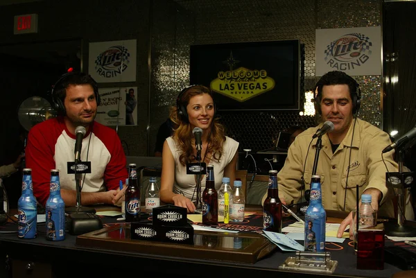Dave Dameshek com Rachel Perry e Adam Carolla em uma gravação ao vivo do Adam Carolla Radio Show. Ghost Bar, Palms Hotel, Las Vegas, NV. 03-09-06 — Fotografia de Stock