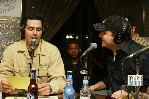 Adam Carolla at a live taping of the Adam Carolla Radio Show. Ghost Bar, Palms Hotel, Las Vegas, NV. 03-09-06 — Stock Photo, Image