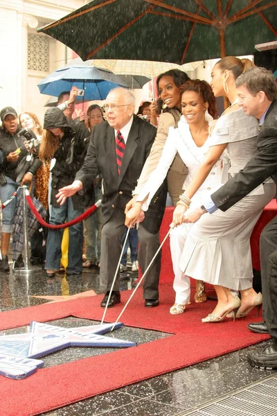 Джонни Грант и Дестини Чайлд на церемонии чествования Дестини Чайлд с 230-й звездой на Голливудской Аллее славы. Голливудский бульвар, Голливуд. 03-28-06 — стоковое фото