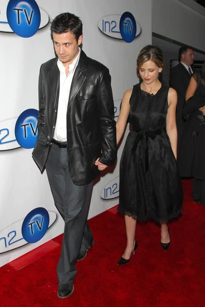 Freddie prinze jr. en sarah michelle gellar bij de lancering van aol en warner bros. in2tv. het museum van televisie en radio, beverly hills, ca. 03-15-06 — Stockfoto