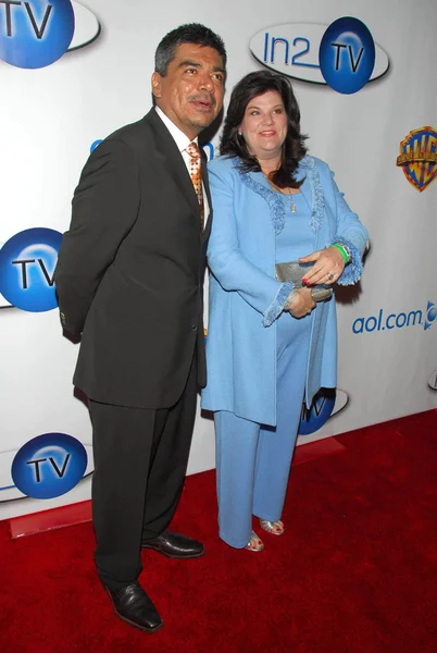 George López y Ana Serrano en el lanzamiento de AOL y Warner Bros. In2TV. The Museum of Television and Radio, Beverly Hills, CA. 03-15-06 — Foto de Stock