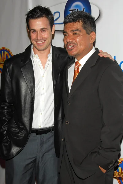 Freddie Prinze Jr. e George Lopez al lancio di AOL e Warner Bros. In2TV. The Museum of Television and Radio, Beverly Hills, CA. 03-15-06 — Foto Stock