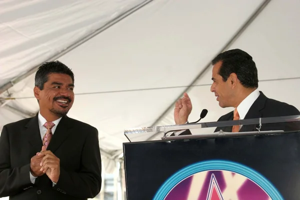 George López y el alcalde Antonio Villaraigosa — Foto de Stock