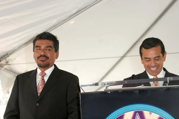 George López y el alcalde Antonio Villaraigosa — Foto de Stock