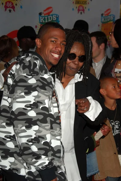 Nick Cannon y Whoopi Goldberg —  Fotos de Stock