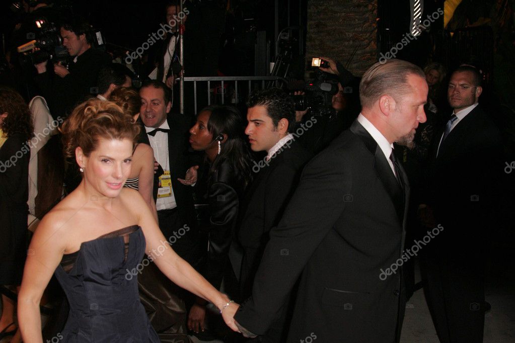 Сандра Буллок И Джесси Джеймс – Стоковое Редакционное Фото.