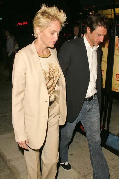 Sharon stone, fahrenheit 9,11 özel gösterimleri, Akademi ve konser salonu tiyatro, beverly hills, ca. 06-08-04 — Stok fotoğraf