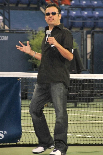 Пол Родригес на GibsonBaldwin представляет Night at the Net на 78-м ежегодном Кубке Мерседес-Бенц, выиграв Musicares Foundation в Los Angeles Tennis Center в UCLA в Вествуде, Калифорния. 07-12-04 — стоковое фото