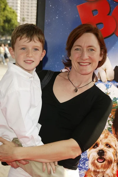 Lisa Henson e il figlio Julian — Foto Stock